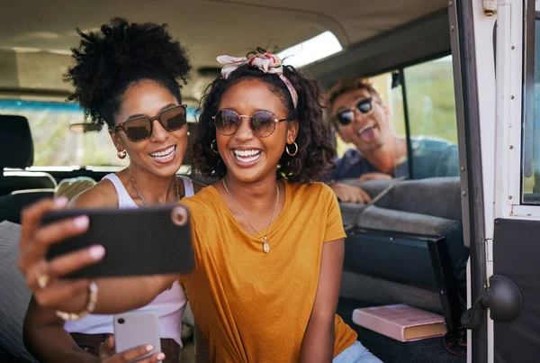 カリフォルニアの休日の冒険 夏と自由のための車の中で道路の旅の友人と旅行 笑顔と自撮り ソーシャルメディアのための電話を持つ人々のグループと一緒に幸せな サポートとモバイル — ストック写真