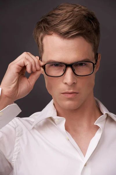 Son Dokunuş Gözlüklü Yakışıklı Bir Delikanlının Yakın Çekimi — Stok fotoğraf
