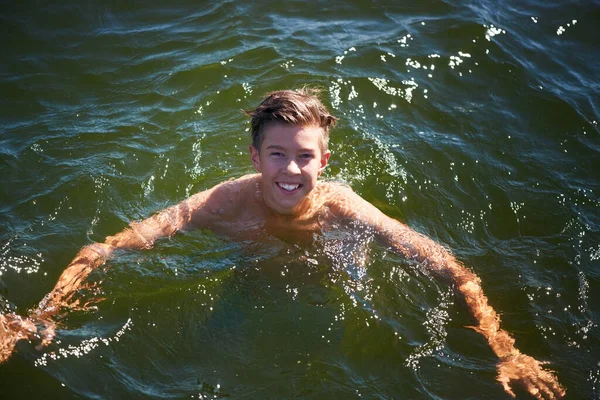 Refrescado Água Jovem Dando Mergulho Lago Para Refrescar — Fotografia de Stock