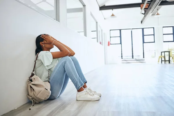 在大学校园教室里 沮丧和焦虑的女学生带着学习奖学金的压力坐在地板上 疲倦和疲惫的大学女生哭喊失败 错误或债务 — 图库照片