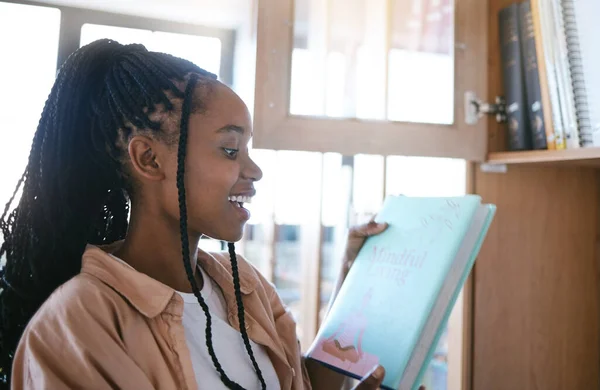 Бібліотека Освіта Книги Чорношкірою Жінкою Яка Навчається Університеті Знаннях Навчанні — стокове фото