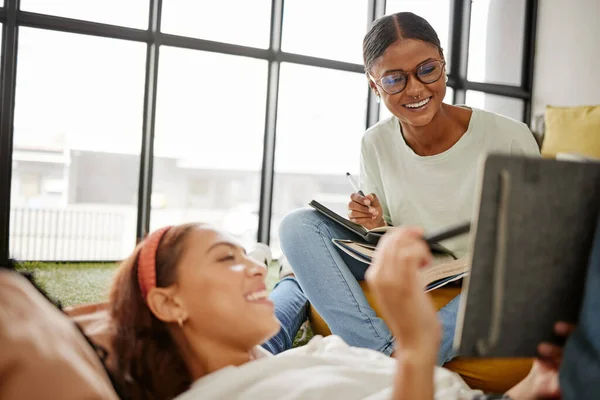 Universitaire Studenten Vrouwelijke Vrienden Het Studeren Van Boeken Campus Bibliotheek — Stockfoto