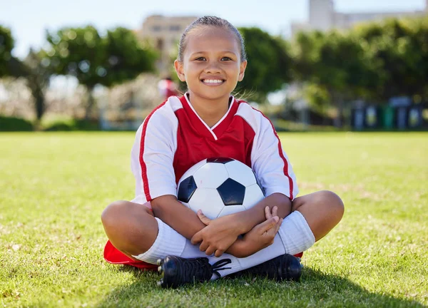 快乐和女孩 赛后在足球场上放松 参加比赛或进行体能运动 青少年足球 练习或训练后 幼儿或年轻运动员 面带微笑 — 图库照片
