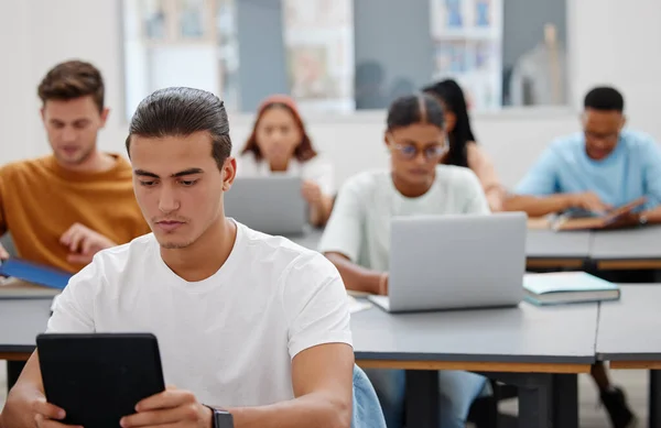 Universidade Estudantes Aprendizagem Com Laptop Tablet Para Notas Digitais Auditório — Fotografia de Stock