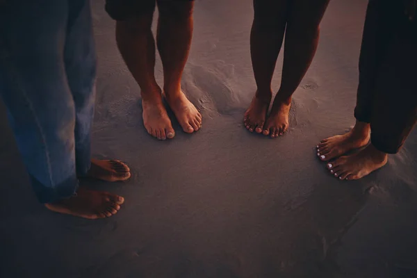 Freunde Sand Und Füße Strand Bei Sonnenuntergang Entspannung Und Bindung — Stockfoto
