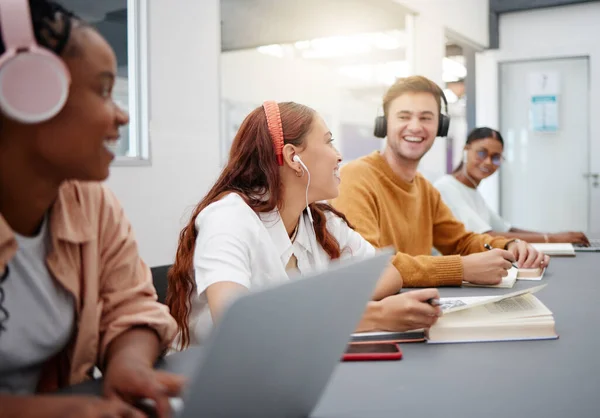 Muziek Studeren Studenten Leren Aan Een Universiteit Met Notebook Technologie — Stockfoto