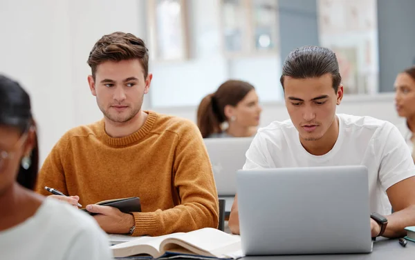 Vzdělání Notebook Studentské Podvádění Třídě Práce Testu Zkoušky Nebo Výzkum — Stock fotografie