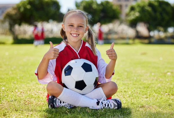 Míč Fotbal Dívka Palce Nahoru Hřišti Trénink Sportovní Aktivity Venku — Stock fotografie