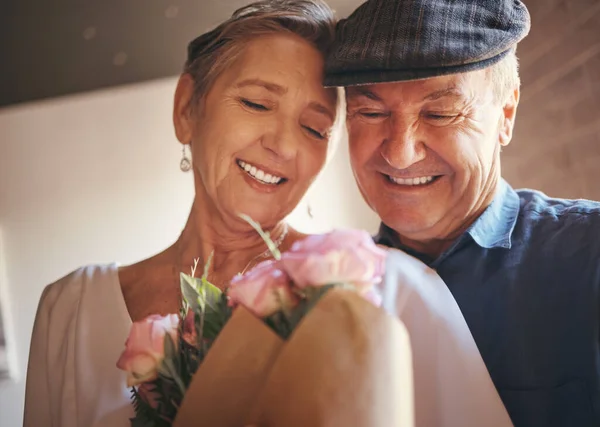 Sevgi Sarılma Çiçek Taşıyan Yaşlı Bir Çift Mutlu Bir Doğum — Stok fotoğraf