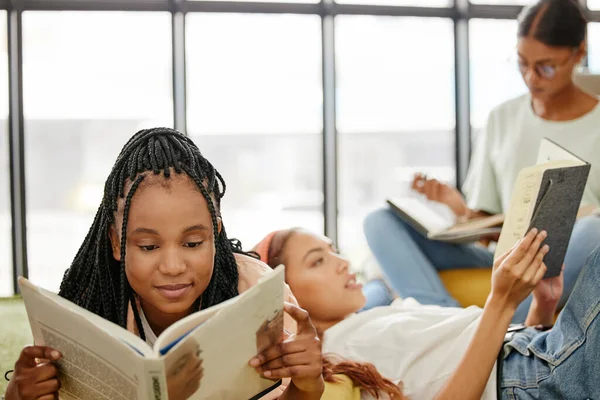 Diákok Könyvek Könyvtár Főiskolán Olvasni Pihenni Tanulni Lány Barátok Nők — Stock Fotó