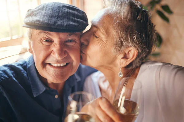 Aşk Tost Yaşlı Çift Evde Mutlu Evlilik Yıldönümlerini Kutlamak Için — Stok fotoğraf