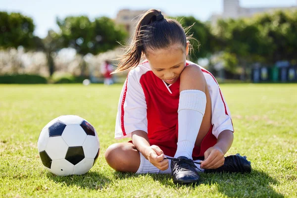 足球和皮鞋与女孩一起在草地上健身 比赛和参加厚脸皮活动的训练 儿童在足球场上的动机 锻炼和锻炼 以促进青年 健康和健康 — 图库照片
