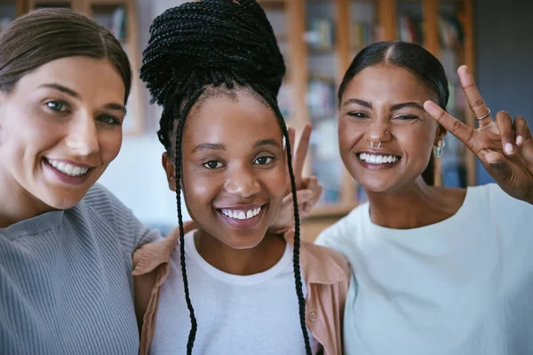 Selfie Vredesbord Een Groep Vriendinnen Met Een Glimlach Hun Gezicht — Stockfoto