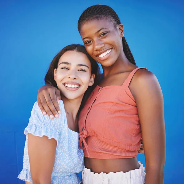 Mujeres Negras Amigos Abrazos Con Sonrisa Feliz Fondo Estudio Azul —  Fotos de Stock