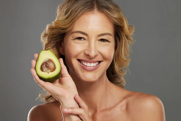 Cuidado Piel Aguacate Sonrisa Cara Mujer Con Fruta Mano Para — Foto de Stock
