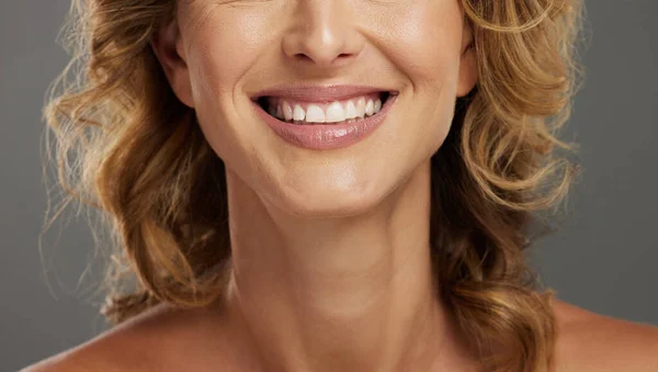 Kvinna Tänder Och Leende Ansiktets Zoom Med Glädje För Kosmetika — Stockfoto