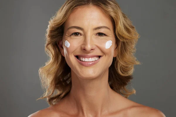 Face Cream Perawatan Kulit Dewasa Dan Wanita Dengan Kecantikan Dari — Stok Foto