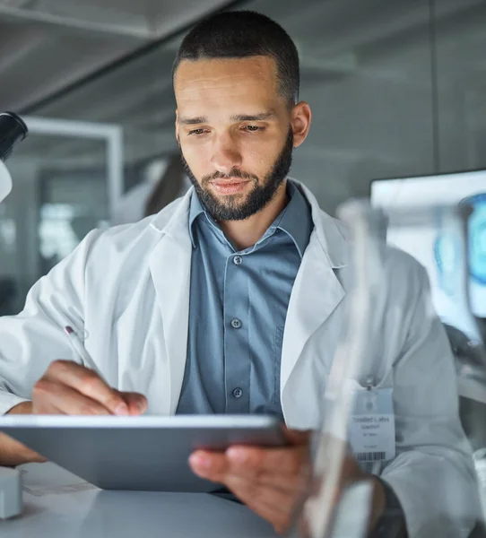 Científico Laboratorio Hombre Escribiendo Tableta Para Investigación Del Adn Médico — Foto de Stock