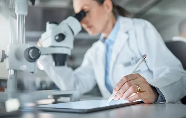 Pesquisa Científica Laboratório Tablet Cientista Trabalhando Análise Vírus Com Microscópio — Fotografia de Stock