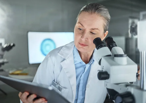 Myślenie Laboratorium Kobieta Mikroskop Lub Tablet Badaniach Naukowych Kanada Innowacje — Zdjęcie stockowe