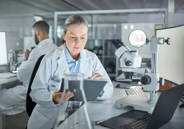 Science Kvinna Expert Och Tablett Laboratorieforskning Medicinsk Innovation Och Biologi — Stockfoto
