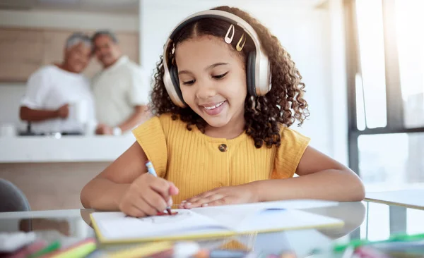 Ragazza Compiti Musica Mentre Disegni Nel Libro Scuola Assegnazione Divertimento — Foto Stock