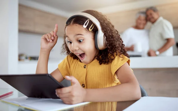 Emozionato Tablet Homeschool Ragazza Con Idee Motivazione Apprendimento Innovazione Educazione — Foto Stock