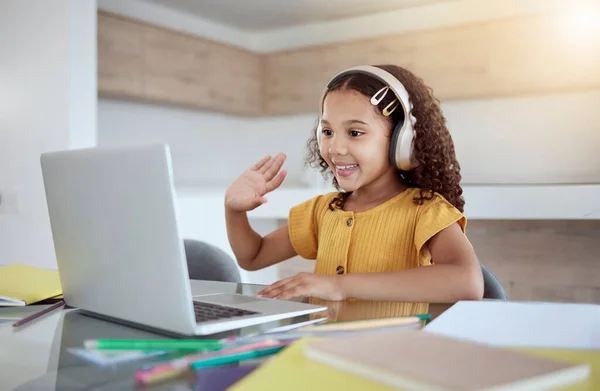 Educación Computadora Portátil Niña Aprendiendo Una Clase Virtual Maestro Jardín — Foto de Stock