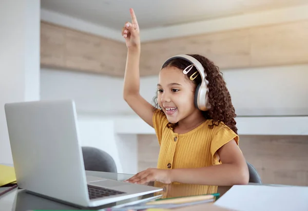 Criança Laptop Sorriso Com Mão Para Responder Pergunta Sala Aula — Fotografia de Stock
