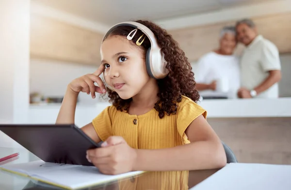 Tablet de educação ou mãe e menina em casa para lição de casa on-line ou