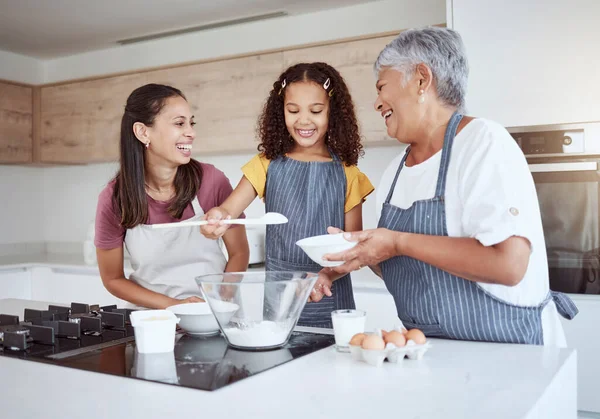 Família Feliz Cozinhar Assar Cozinha Desenvolvimento Infantil Aprendizagem Atividades Habilidades — Fotografia de Stock