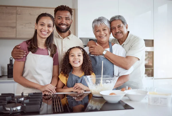 与巴西的母亲 父亲或祖父母一起做饭 在厨房里画家人的肖像或女孩做早餐食物或学习甜食配方 在家里或家里快乐地微笑或烘烤孩子 — 图库照片