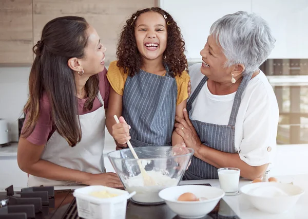 Família Feliz Cozinhar Aprender Com Menina Sorridente Ligação Com Sua — Fotografia de Stock