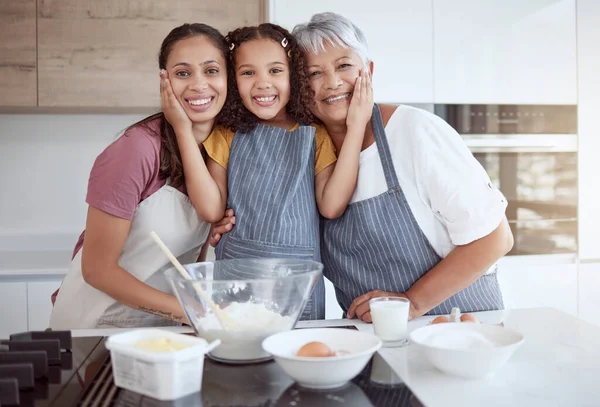 Ψήσιμο Μαγείρεμα Κορίτσι Συγκόλληση Την Οικογένεια Στην Κουζίνα Για Πρωινό — Φωτογραφία Αρχείου