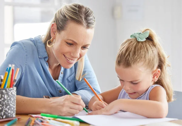 Una Madre Feliz Niña Dibujo Papel Colorear Junto Con Lápices —  Fotos de Stock