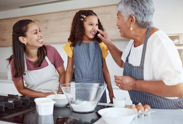 家庭烘焙 面粉的乐趣和奶奶教孩子们在厨房里烘焙蛋糕 快乐的女孩 妈妈和老年人一起做饭 学习食物 — 图库照片