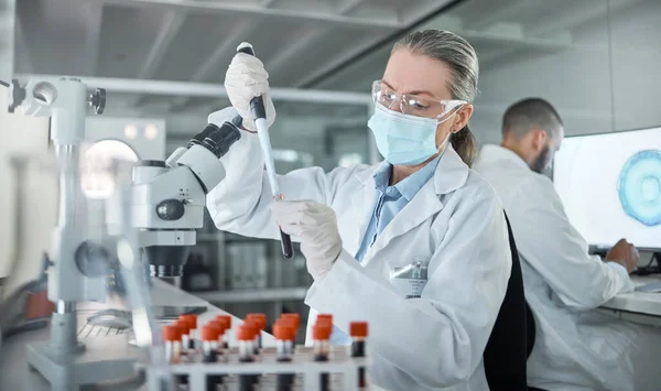 Laborforschung Covid Wissenschaft Und Wissenschaftler Arbeiten Der Medizinischen Blutentwicklung Für — Stockfoto