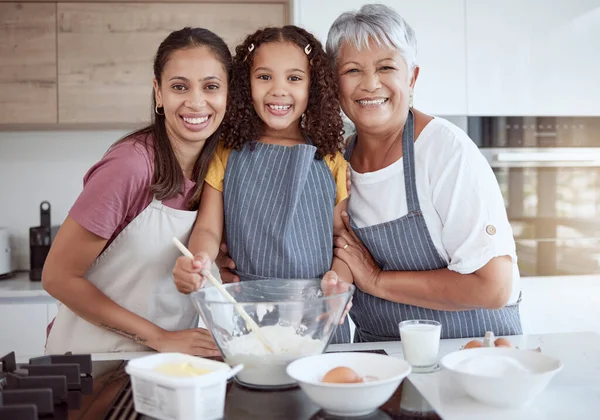 做饭时 女孩和女人在厨房里粘连在一起 在家里或家里吃甜点 早餐或甜食 与父母或巴西高级祖母合影 开心的微笑或烘烤孩子学习 — 图库照片