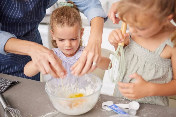 Koken Meisjes Het Binden Van Moeder Helpen Met Eieren Voor — Stockfoto