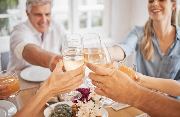 Vino Tostadas Feliz Celebración Familiar Una Mesa Vinculación Compartir Una — Foto de Stock