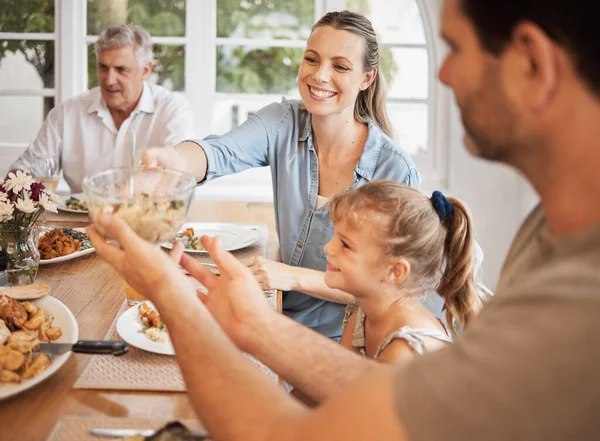Familie Essen Und Mittagessen Mit Kind Eltern Und Großeltern Sitzen — Stockfoto
