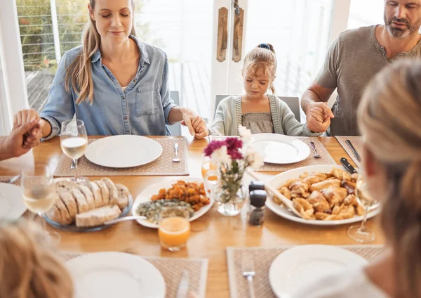 Grote Familie Bidden Dank Voedsel Gebed Voor Lunch Eettafel Aanbidding — Stockfoto