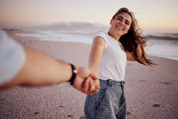 Ποβ Ζευγάρι Και Κρατώντας Χέρια Στην Παραλία Άμμο Και Ευτυχισμένοι — Φωτογραφία Αρχείου