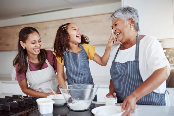 快乐的家庭和在厨房里烘焙食物的人 都喜欢一起做甜点和在家里亲热 笑容满面的老奶奶 妈妈和女儿在家里烘焙快乐 — 图库照片