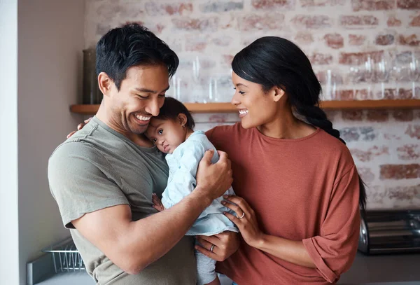 Síndrome Familia Feliz Bebé Una Cocina Vinculación Abrazo Casa Juntos — Foto de Stock