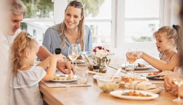 식탁에서 식사하고 긴장을 가족의 가정에서 식사를 나눈다 아이들 엄마와 사랑하는 — 스톡 사진