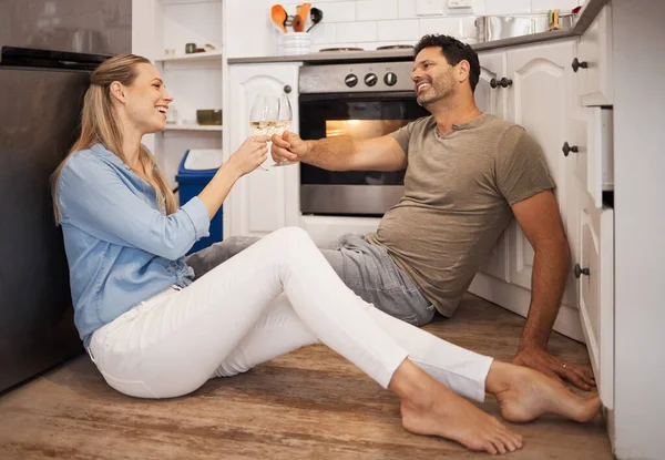 Casal Copo Vinho Brinde Sucesso Para Casa Nova Investimento Imobiliário — Fotografia de Stock