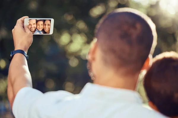 Telefon Képernyő Szelfi Boldog Családdal Parkban Kötődés Fotózás Természetben Együtt — Stock Fotó