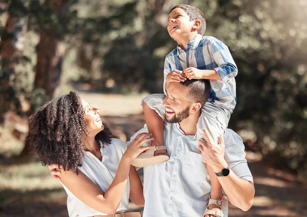 Liefde Ontspanning Gelukkig Familie Lachen Bonding Outdoor Wandeling Een Park — Stockfoto