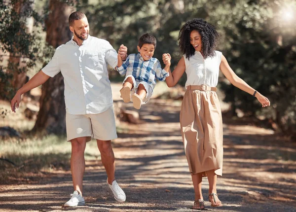 Χαμογελάστε Φύση Και Ευτυχισμένη Οικογένεια Ένα Πάρκο Περπατώντας Και Διασκεδάζοντας — Φωτογραφία Αρχείου